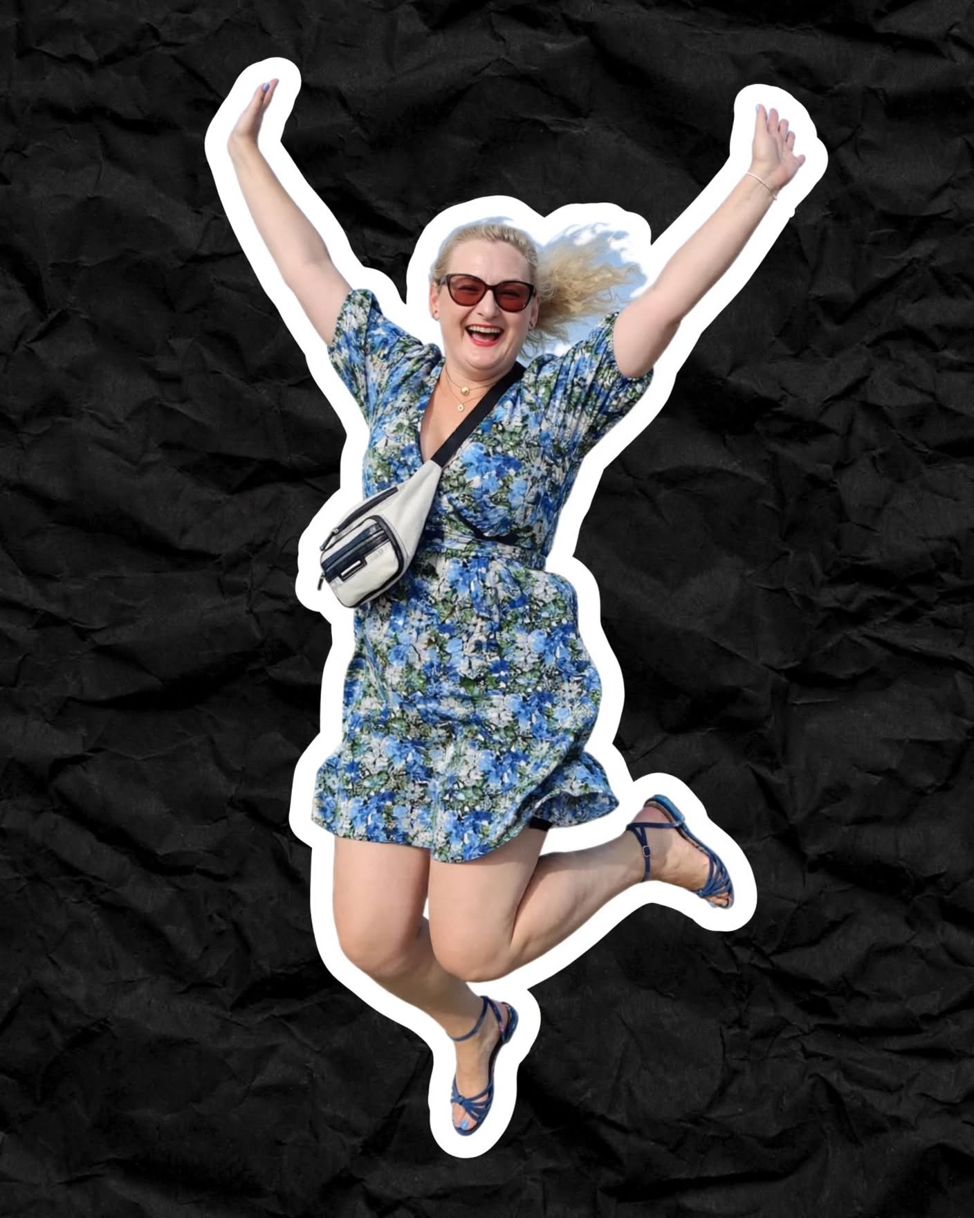 Tu Profe Barbie skacze z uniesionymi rękami